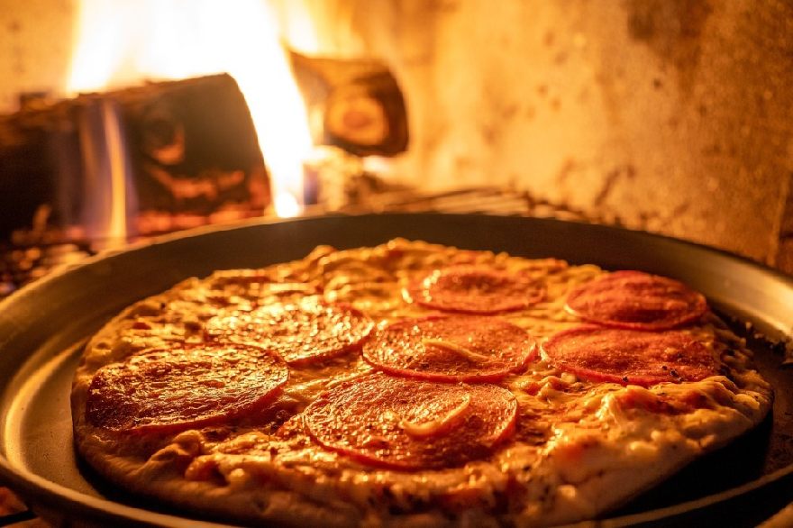 Pizza Salami im Steinofen wie bei der Pizzeria Mamma Mia mit Lieferservice in Oelde.